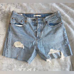 🌟2 FOR $25 🏷️ Cropped and Distressed Levi’s Wedgie Shorts